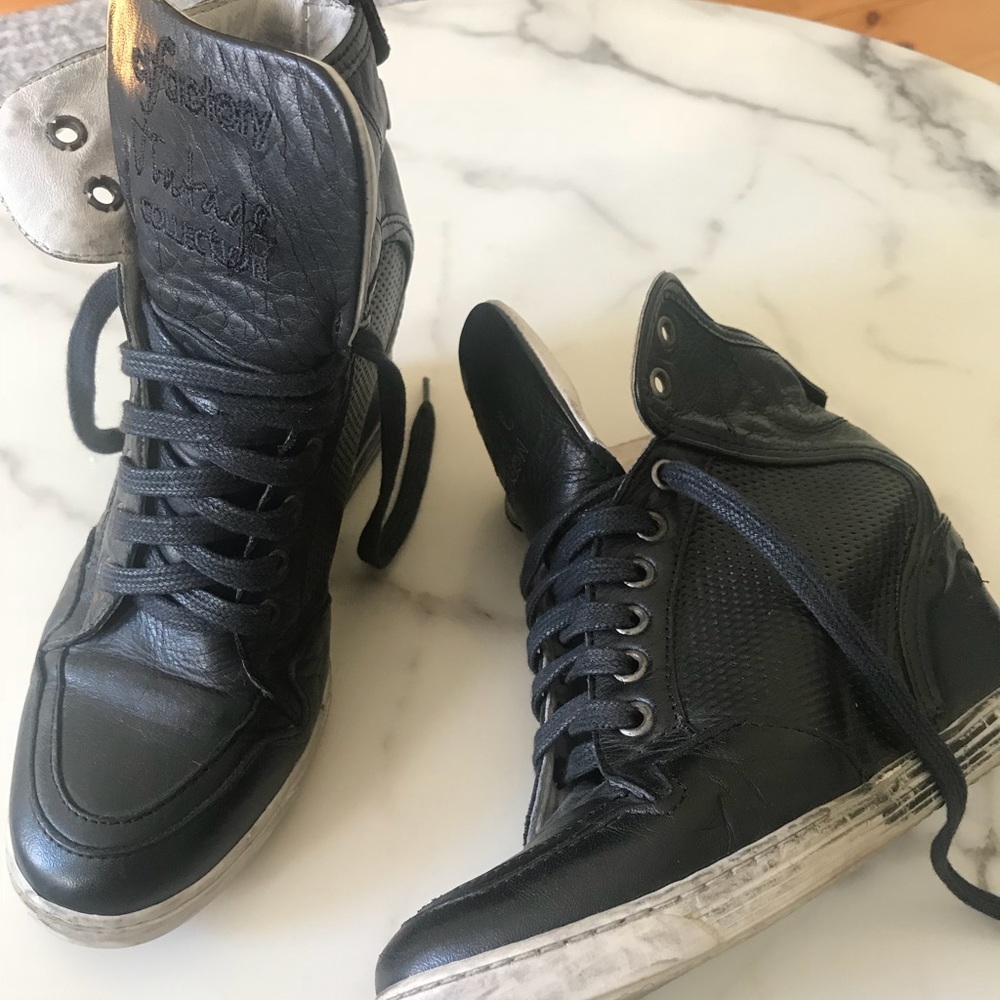 Wedge leather sneaker